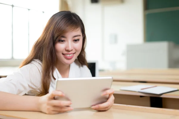 Mulher asiática usando tablet em sala de aula — Fotografia de Stock