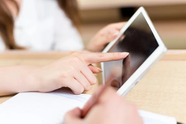 Δύο φοιτήτρια συζητήσει περιεχόμενο στο tablet όταν μελέτη σε classr — Φωτογραφία Αρχείου