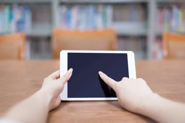 Hand aanraken tablet in bibliotheek — Stockfoto