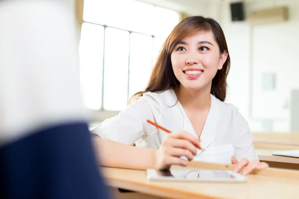 Estudiantes discutiendo contenido en tableta cuando estudian — Foto de Stock