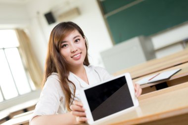 Asyalı kadın sınıfta tablet kullanma