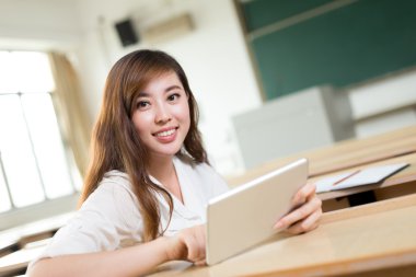 Asyalı kadın sınıfta tablet kullanma