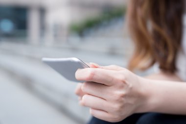 kız öğrencinin kampüs içinde istimal hareket eden telefon