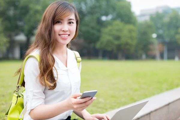 Asiatisk kvinna student med mobiltelefon — Stockfoto