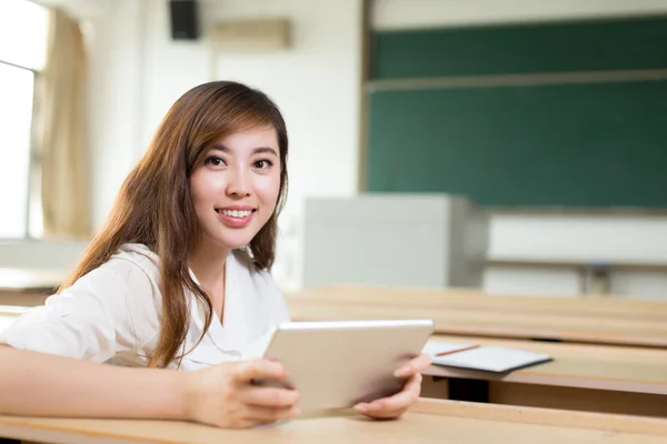 Ázsiai nő tabletta segítségével a tanteremben — Stock Fotó