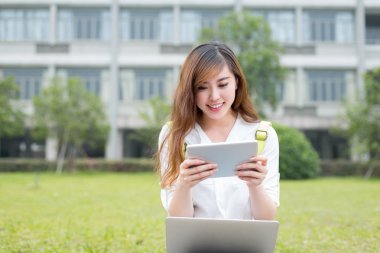 Asyalı kız öğrenci tablet kampüs içinde kullanma