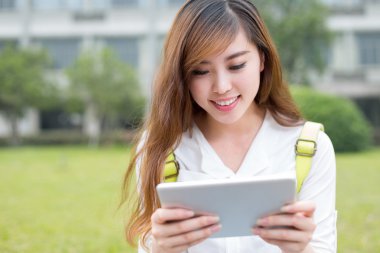 Asyalı kız öğrenci tablet kampüs içinde kullanma