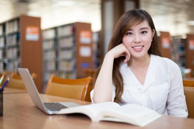 Asyalı kız öğrenci dizüstü Kitaplığı'nda kullanma