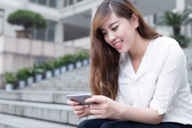 kız öğrencinin kampüs içinde istimal hareket eden telefon