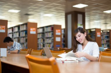 kız öğrenci kitaplığı dizüstü bilgisayar ile eğitim