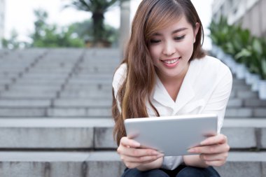 Asyalı kız öğrenci tablet kampüs içinde kullanma