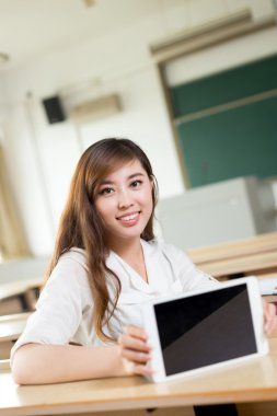 Asyalı kadın sınıfta tablet kullanma