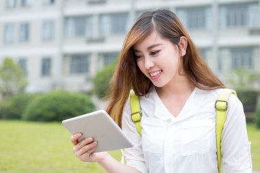 Asyalı kız öğrenci tablet kampüs içinde kullanma
