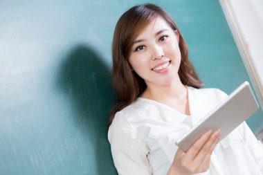 Asyalı kadın holding tablet yazı tahtası önünde