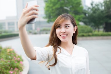 Selfie almak için cep telefonu kullanan kadın 