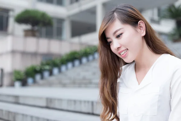 Aziatische vrouwelijke student portret in campus — Stockfoto