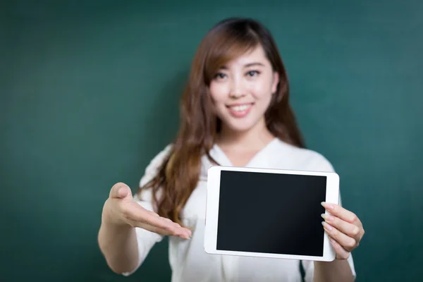 칠판 앞에서 아시아 여자 들고 태블릿 — 스톡 사진