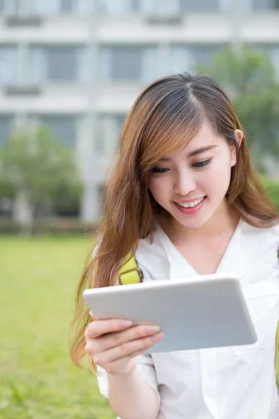 Asijská studentka pomocí tabletu v areálu — Stock fotografie