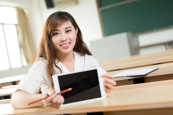 Ázsiai nő tabletta segítségével a tanteremben — Stock Fotó