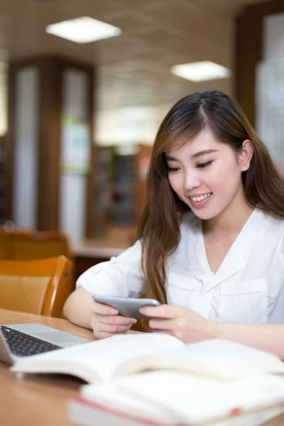 Studentin lernt in Bibliothek mit Laptop — Stockfoto