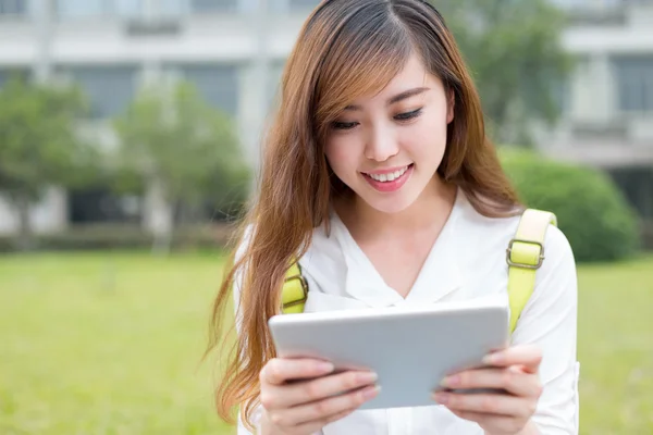 Asiática mujer estudiante usando tableta en campus —  Fotos de Stock