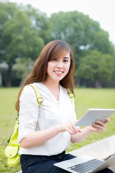 Asiática mujer estudiante usando tableta en campus —  Fotos de Stock