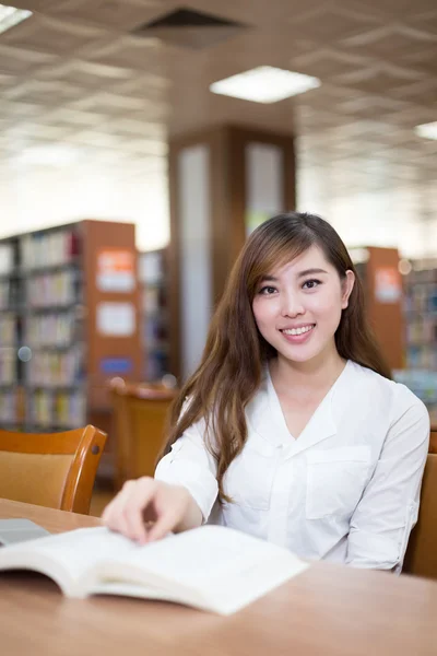 Asiática estudiante usando laptop en biblioteca — Foto de Stock