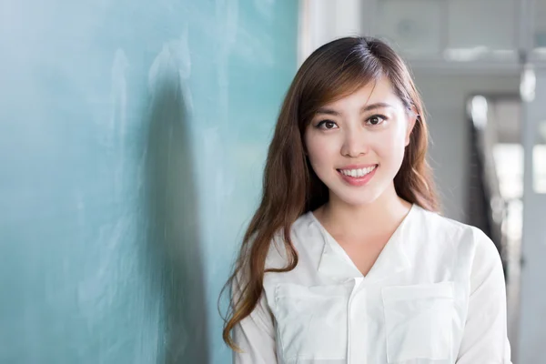 칠판 앞에서 아시아 여자 초상화 — 스톡 사진