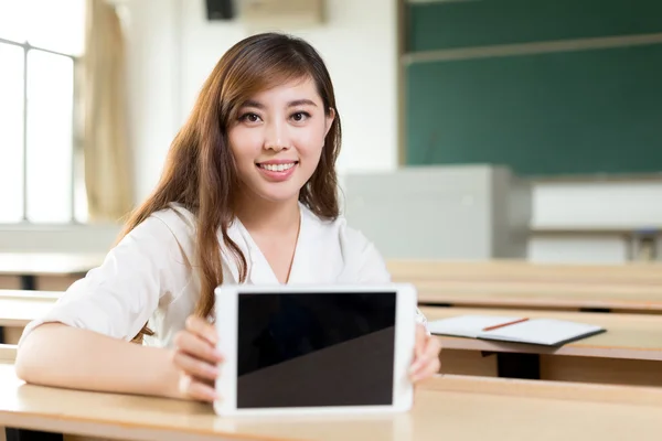 Ασιατικές γυναίκα χρησιμοποιώντας tablet στην τάξη — Φωτογραφία Αρχείου