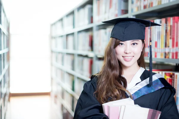 Asiatische Studentin hält Buch in Bibliothek — Stockfoto