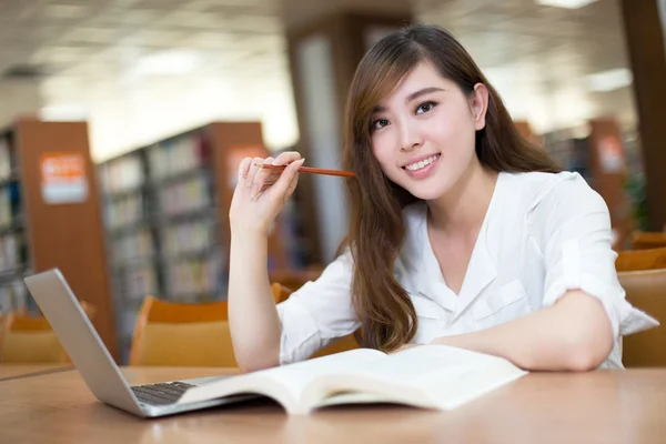 女子学生のラップトップで図書館で勉強 — ストック写真