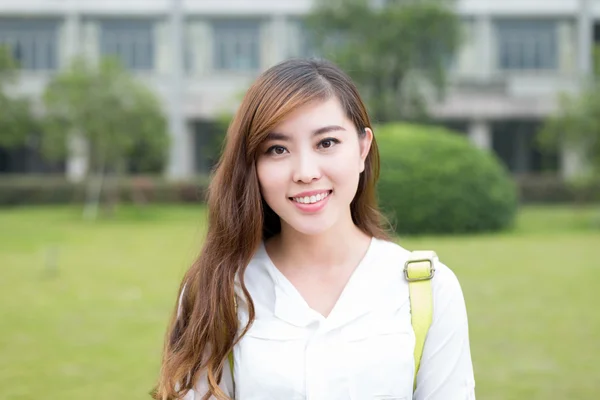 Asiatisk kvinna studentporträtt i campus — Stockfoto