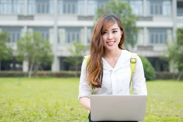 Asiatisk kvinna student använder laptop i campus — Stockfoto
