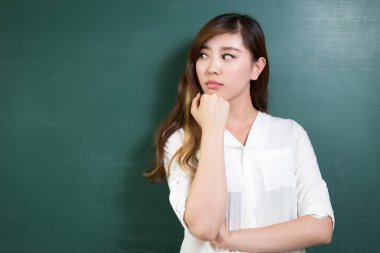 Asyalı kadın hareketi ile yazı tahtası önünde