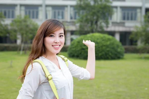 Asyalı kız öğrenci portre kampus içinde — Stok fotoğraf