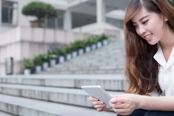 Asiatische Studentin mit Tablet auf dem Campus — Stockfoto