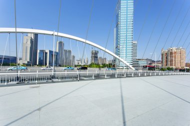 Boş yol kat ile modern şehir manzarası