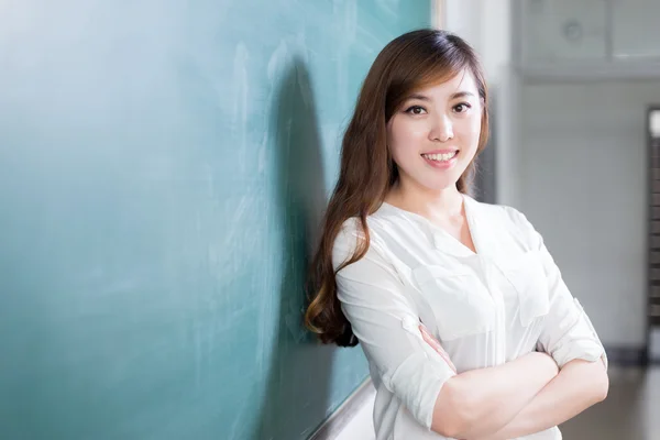 Asiático mulher retrato na frente de blackboard — Fotografia de Stock