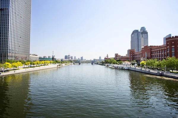 Moderne Gebäude in der Stadt am Flussufer — Stockfoto