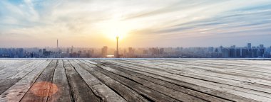 Panoramik manzarası ve Binalar ile boş ahşap tahta