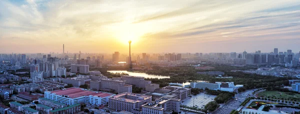 Skyline panorámico y edificios modernos de Tianjin — Foto de Stock