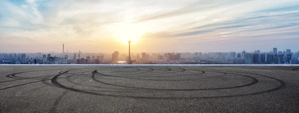 Skyline panoramico ed edifici con pavimento quadrato in cemento vuoto — Foto Stock