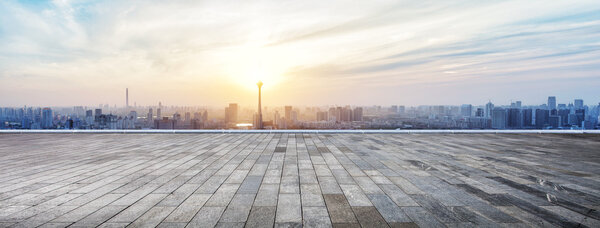 Панорамные горизонты и здания с пустой деревянной доской
