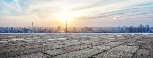 Skyline panoramico ed edifici con piazza di mattoni vuota — Foto Stock