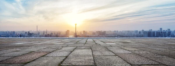 Skyline panorâmico e edifícios com quadrado de tijolo vazio — Fotografia de Stock