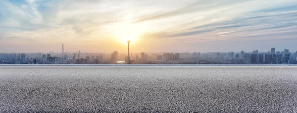 Skyline panoramique et bâtiments avec route vide — Photo