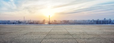 Panoramik manzarası ve Binalar boş kare zemin ile