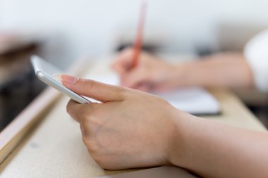 kız öğrenci eğitim sınıf tablet ile