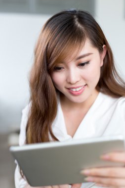 kız öğrenci sınıfta tablet ile eğitim