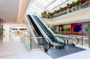 Yürüyen merdiven modern alışveriş merkezi